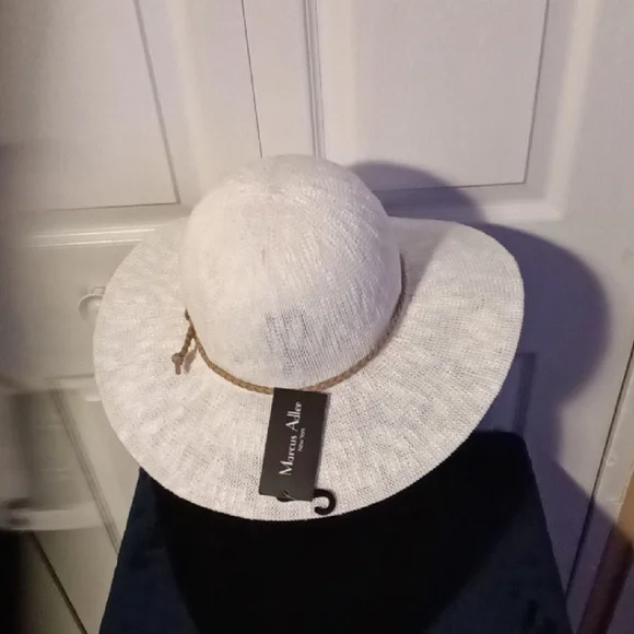 Elegant White Sun Hat with Braided Band - Picture 3 of 4